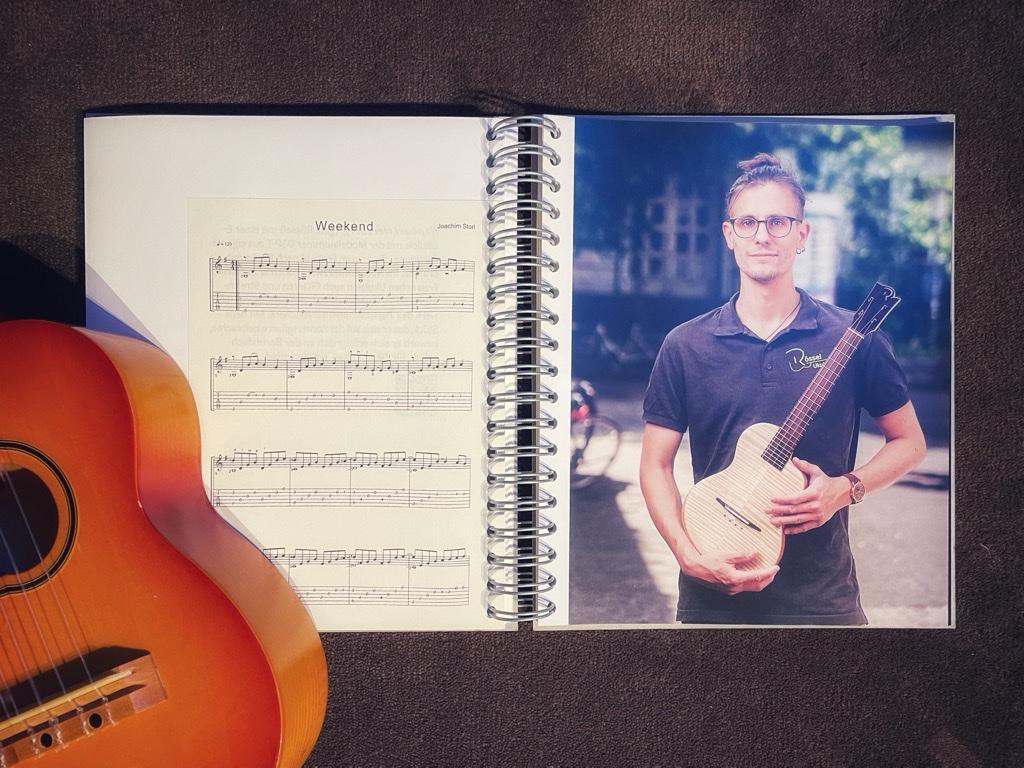 Inhalt - While My Uke Gently Smiles - Klaus Heymach